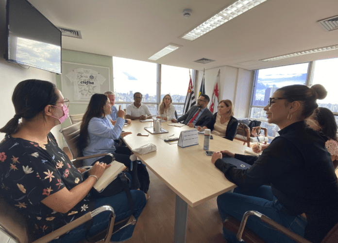 Descrição da imagem: foto da reunião com representantes das secretarias municipais da Pessoa com Deficiência e de Esportes. Fim da descrição.