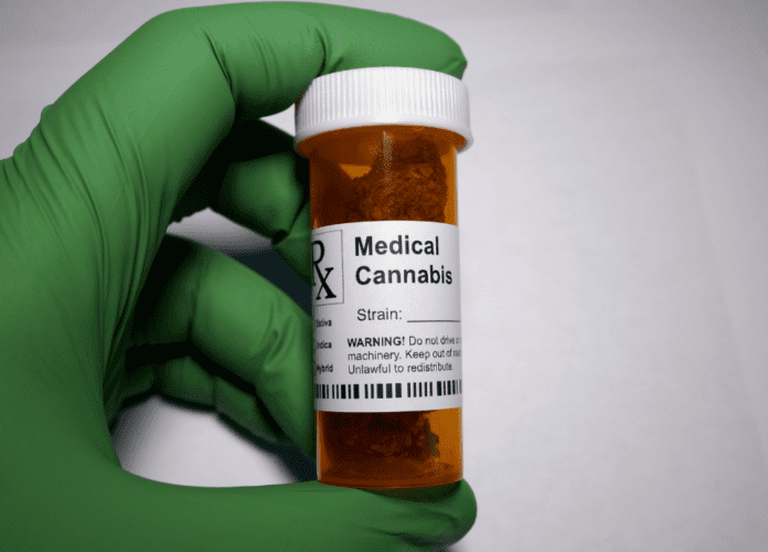 Descrição da imagem: foto de uma mão segurando um frasco com a tarja: Medical Cannabis. Fim da descrição.