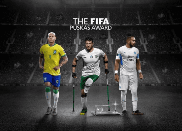 Descrição da imagem: Arte de divulgação do The FIFA Puskás Award. No centro da imagem estão as fotos dos três jogadores que concorrem ao prêmio de Gol Mais Bonito. No centro está o jogador amputado Marcin Oleksy. Fim da descrição.