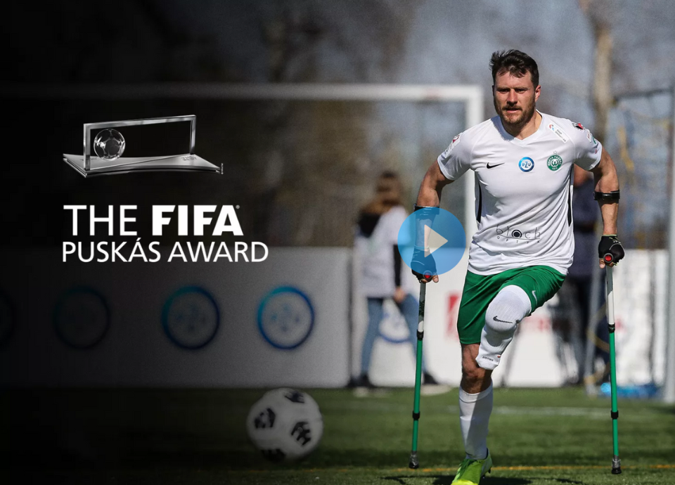 Arte de divulgação do The FIFA Puskás Award. Na arte está a foto do jogador amputado Marcin Oleksy. Ele está no campo de futebol. Fim da descrição.