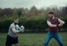 #descricaodaimagem cena do filme 'An irish goodbye'. Dois homens estão em um campo, um deles tem síndrome de down. Fim da descrição.