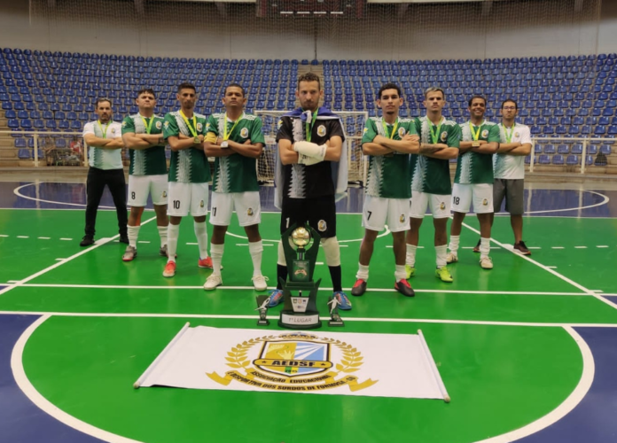 #descricaodaimagem foto da equipe de futsal da AEDSF/GO, campeã. Fim da descrição.