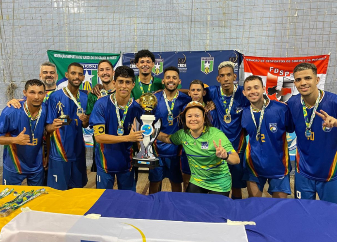 #descricaodaimagem foto da presidente da CBDS, Diana Kyosen, com a equipe de futsal de Pernambuco, vencedora do evento. Fim da descrição.