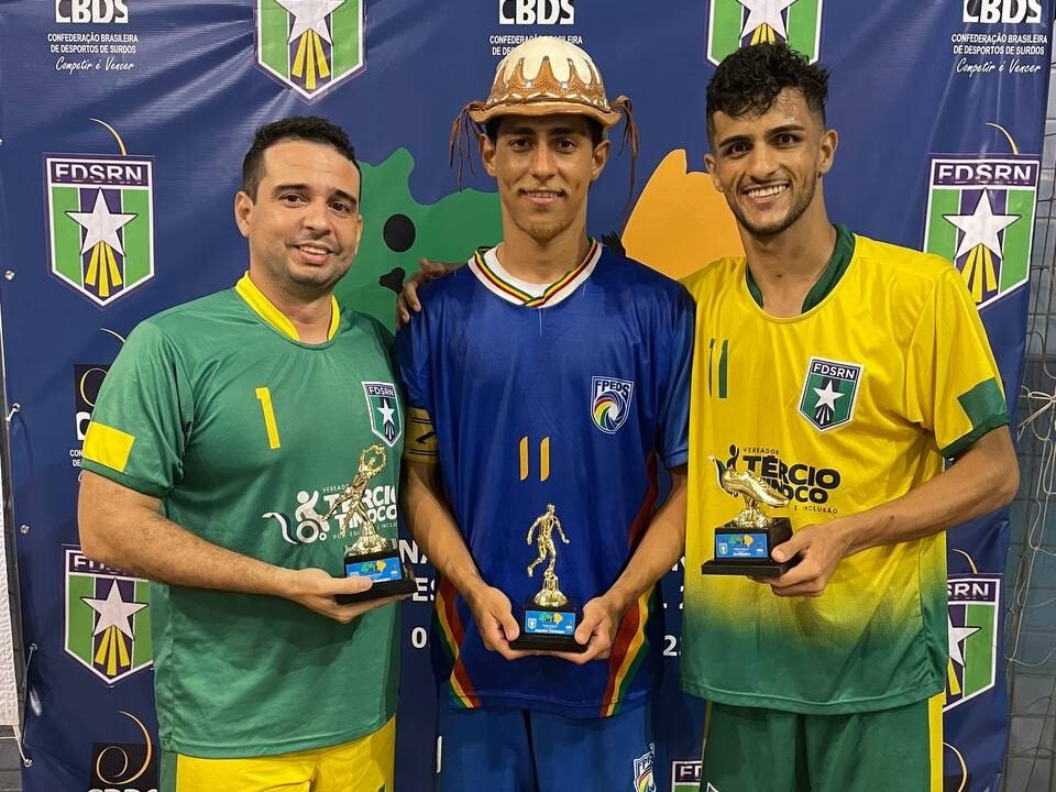 #descricaodaimagem foto dos atletas premiados. Fim da descrição.