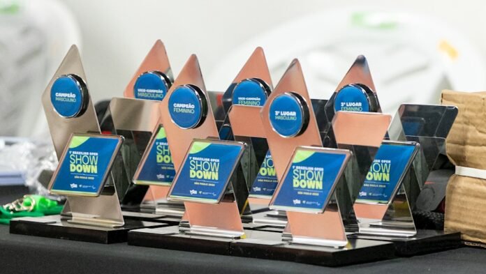 #descricaodaimagem foto de vários troféus sobre uma mesa. Fim da descrição.