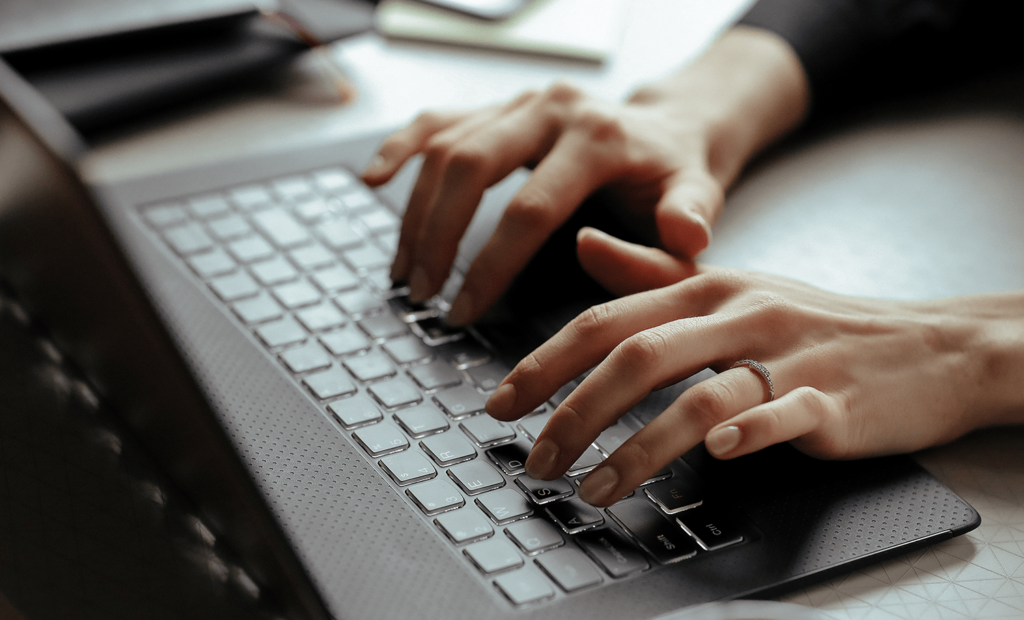#descricaodaimagem #pratodosverem foto de uma pessoa digitando em um teclado de computador. Fim da descrição.