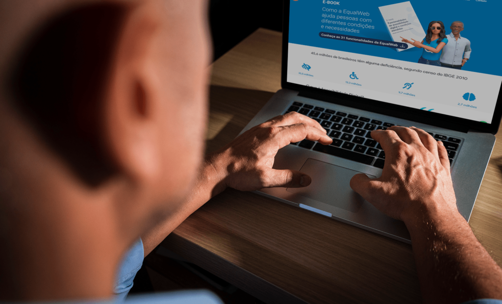 #descricaodaimagem #pratodosverem foto de um homem usando um notebook com a página inicial do site da EqualWeb Brasil.