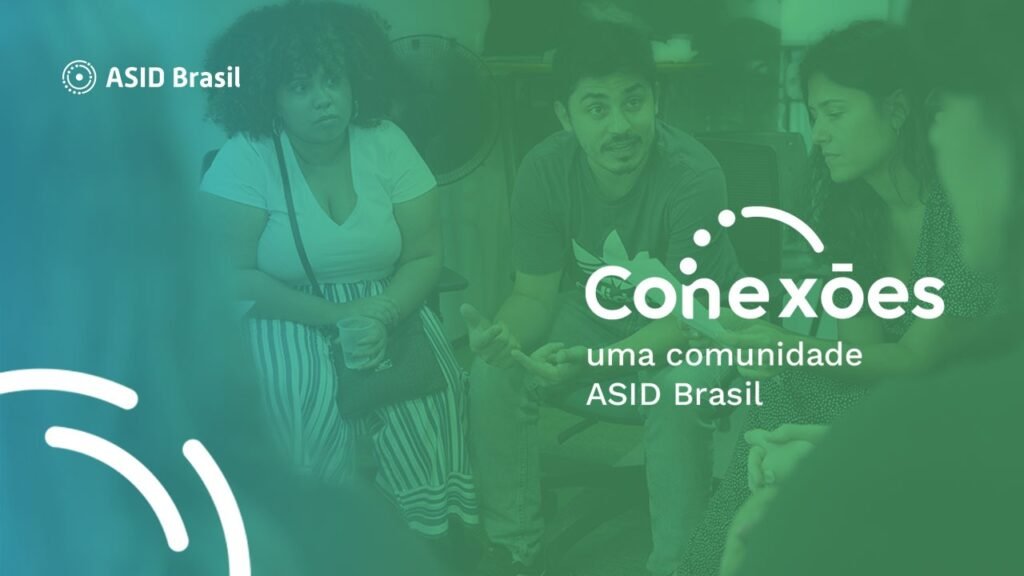 #descricaodaimagem #pratodosverem arte de divulgação da comunidade Conexões. A imagem tem uma foto de pessoas com deficiência e um filtro esverdeado.