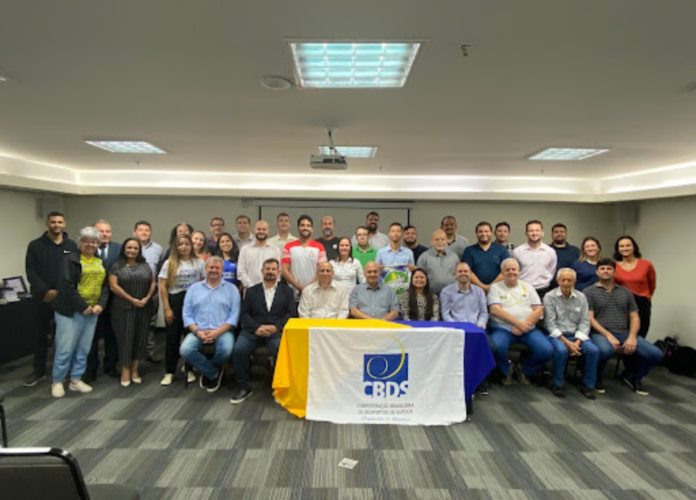 #descricaodaimagem foto dos participantes da assembleia geral. Fim da descrição.