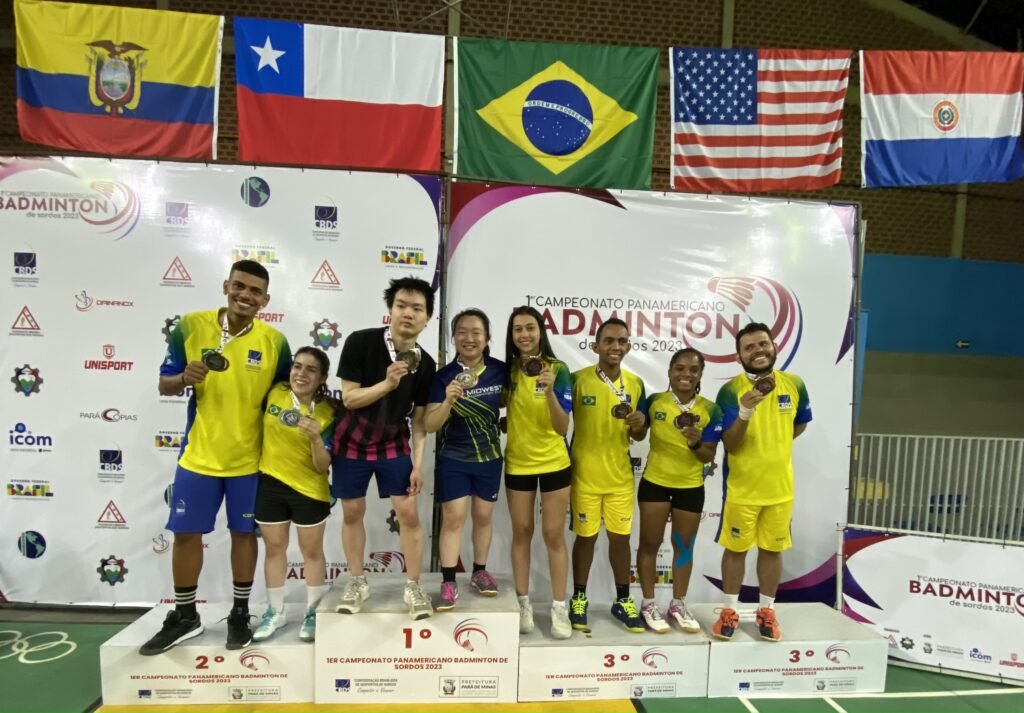 #descricaodaimagem #pratodosverem foto dos surdoatletas no pódio da categoria Dupla Misto. Fim da descrição.