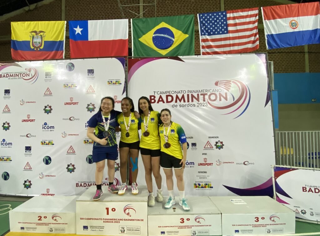 #descricaodaimagem #pratodosverem foto das surdoatletas no pódio da categoria Individual Feminino. Fim da descrição.