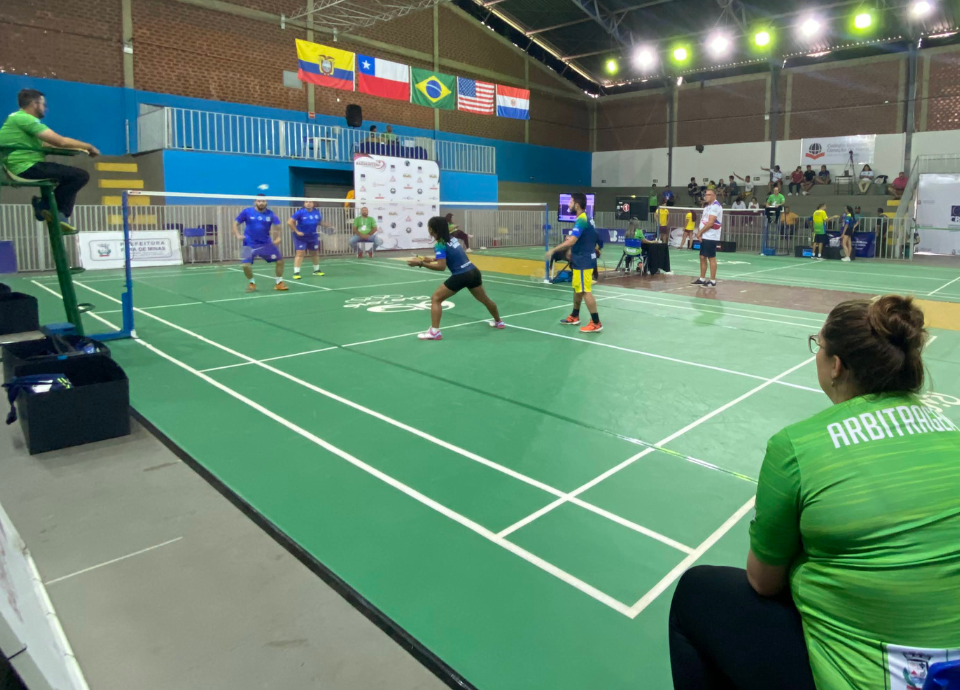#descricaodaimagem #pratodosverem foto de uma partida de badminton. Fim da descrição.