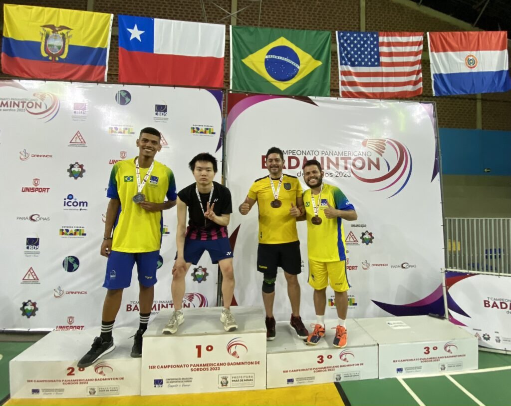 #descricaodaimagem #pratodosverem foto dos surdoatletas no pódio da categoria Individual Masculino. Fim da descrição.