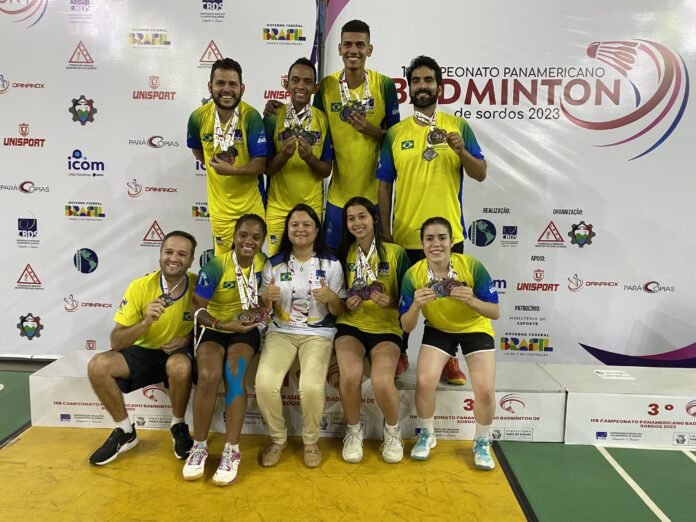 #descricaodaimagem #pratodosverem foto dos surdoatletas do Brasil com a presidente da CBDS, Diana Kyosen, e o técnico de badminton, Noeslem Lima. Fim da descrição.