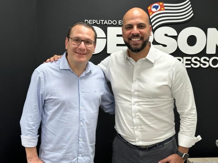 #descricaodaimagem #pratodosverem foto dos deputados Rafa Zimbaldi e Gerson Pessoa. Eles estão abraçados, lado a lado.