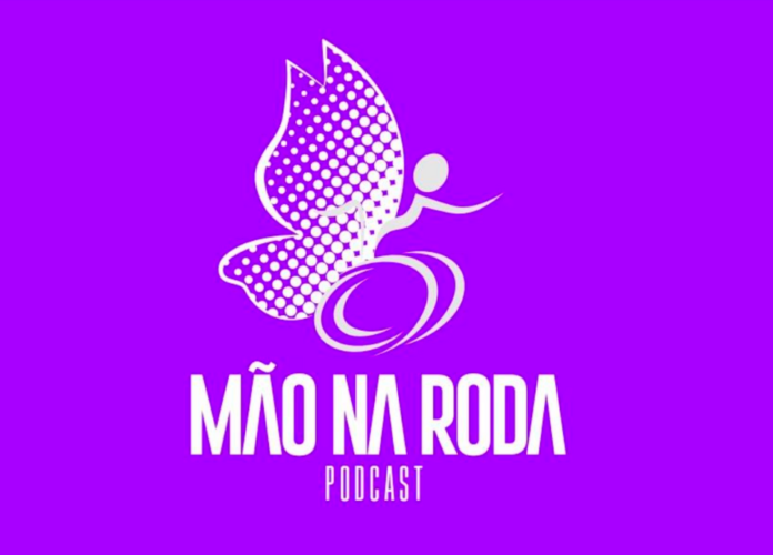 #descricaodaimagem #pratodosverem arte de divulgação do podcast Mão na Roda. A arte tem fundo lilás. No centro está a imagem de uma borboleta com rodinhas. As asas da borboleta são formadas por pequenos círculos. Abaixo está escrito Mão na Roda Podcast. Fim da descrição.