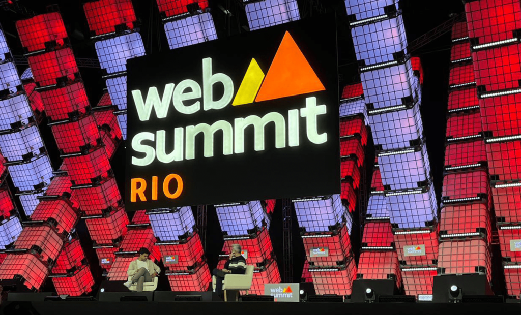 #descricaodaimagem #pratodosverem foto do palco do evento do Web Summit Rio.
