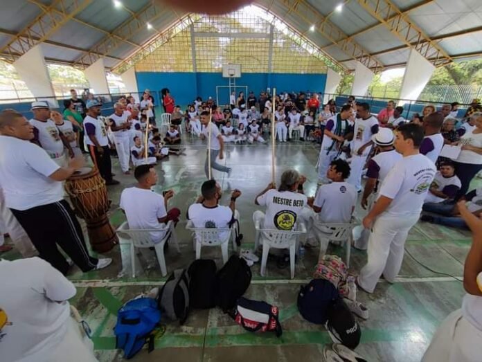 #descricaodaimagem #pratodosverem foto de uma roda de capoeira.