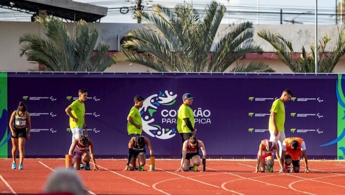 #descricaodaimagem #pratodosverem foto dos atletas posicionados na pista de atletismo durante a largada.