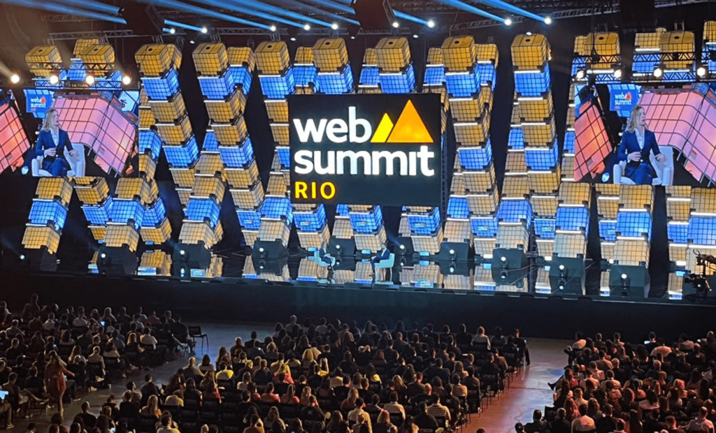 #descricaodaimagem #pratodosverem foto do palco do evento do Web Summit Rio.