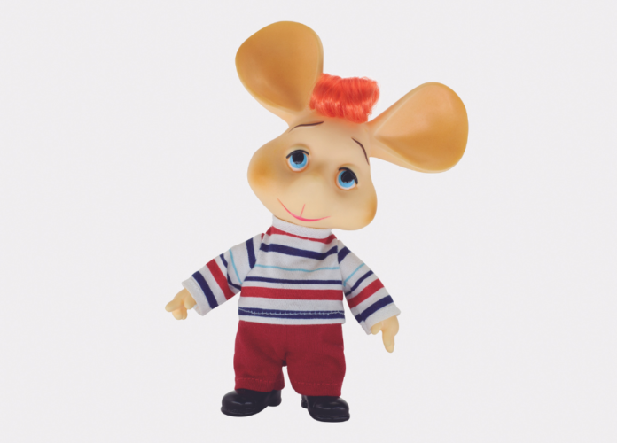 #descricaodaimagem #pratodosverem foto do brinquedo Topo Gigio. Ele é um ratinho que tem grandes orelhas e uma franja ruiva. Ele usa uma blusa listrada, de mangas compridas, nas cores branco, azul e vermelho, e uma calça vermelha.
