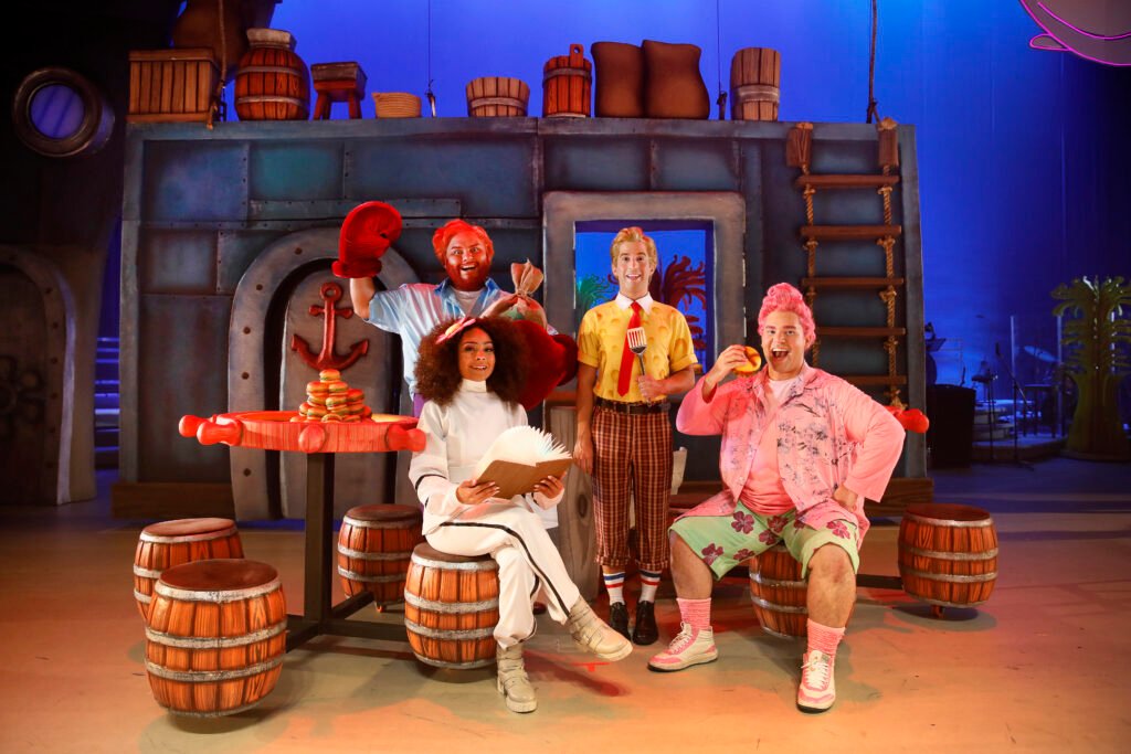 #descricaodaimagem #pratodosverem foto dos atores de 'Bob Esponja, o musical, no cenário da peça.