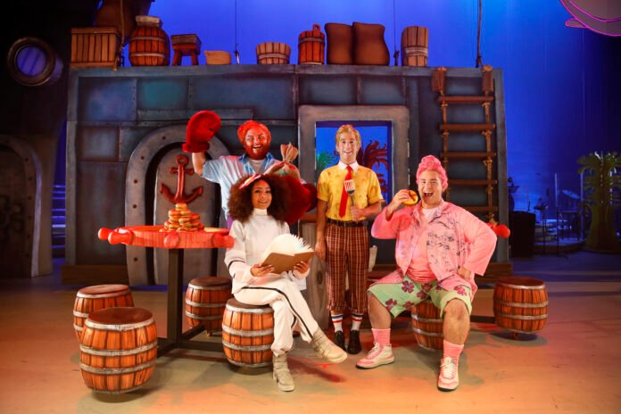 #descricaodaimagem #pratodosverem foto dos atores de 'Bob Esponja, o musical, no cenário da peça.