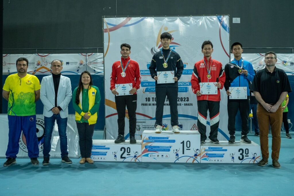 #descricaodaimagem #pratodosverem foto dos atletas que venceram a categoria Individual Masculina no 6º Campeonato Mundial de Badminton de Surdos.
