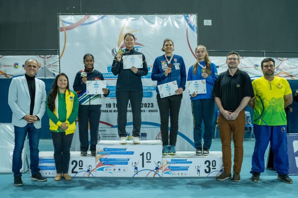 #descricaodaimagem #pratodosverem foto das atletas que venceram a categoria Individual Feminina no 6º Campeonato Mundial de Badminton de Surdos.