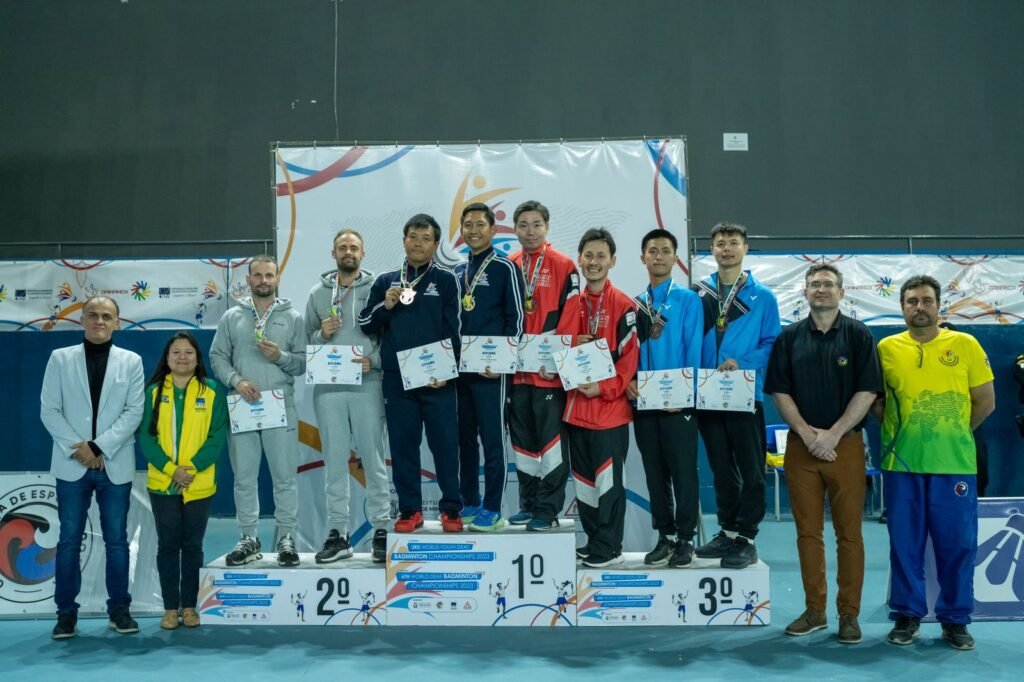 #descricaodaimagem #pratodosverem foto dos atletas que venceram a categoria Dupla Masculina no 6º Campeonato Mundial de Badminton de Surdos.