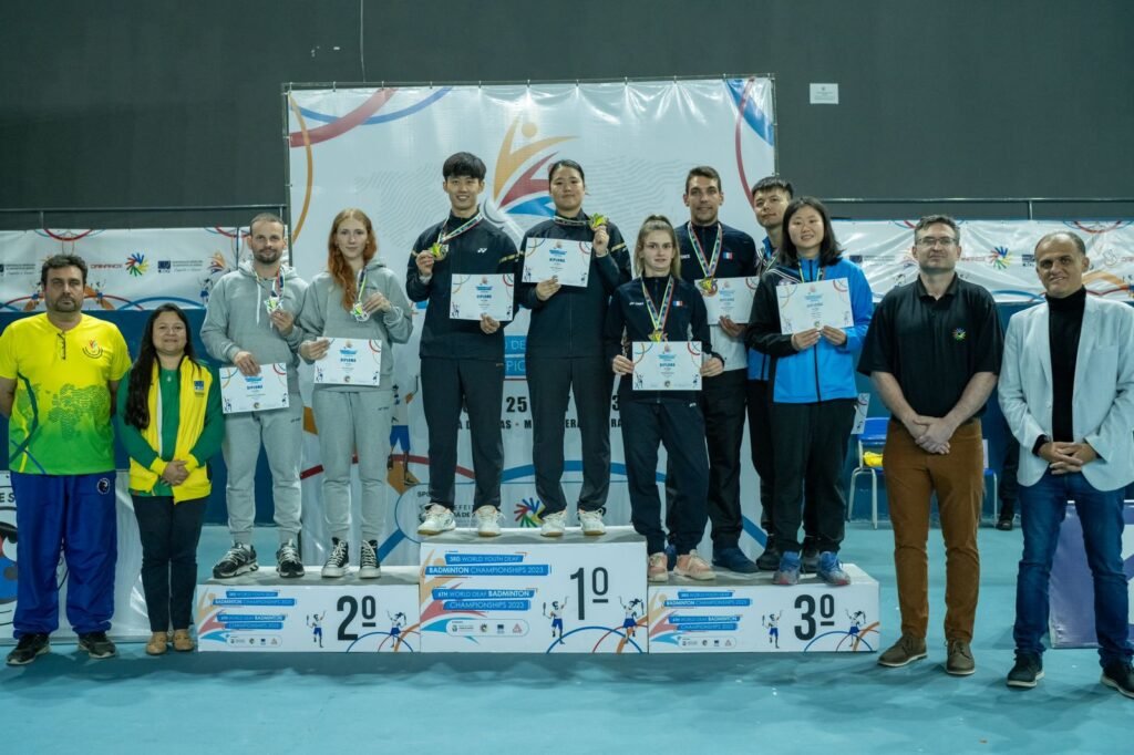 #descricaodaimagem #pratodosverem foto dos atletas que venceram a categoria Dupla Mista no 6º Campeonato Mundial de Badminton de Surdos.