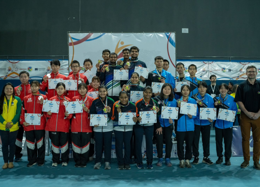#descricaodaimagem #pratodosverem foto dos atletas surdos que venceram a categoria Equipes no 6º Campeonato Mundial de Badminton de Surdos.