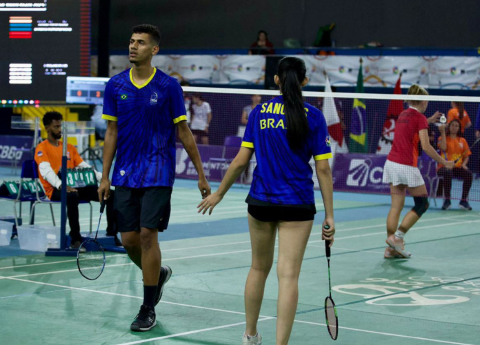 #descricaodaimagem #pratodosverem foto dos atletas do Brasil durante partida de badminton.
