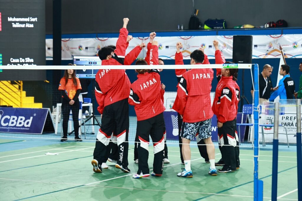 #descricaodaimagem #pratodosverem foto dos atletas da Seleção Japonesa de Badminton.