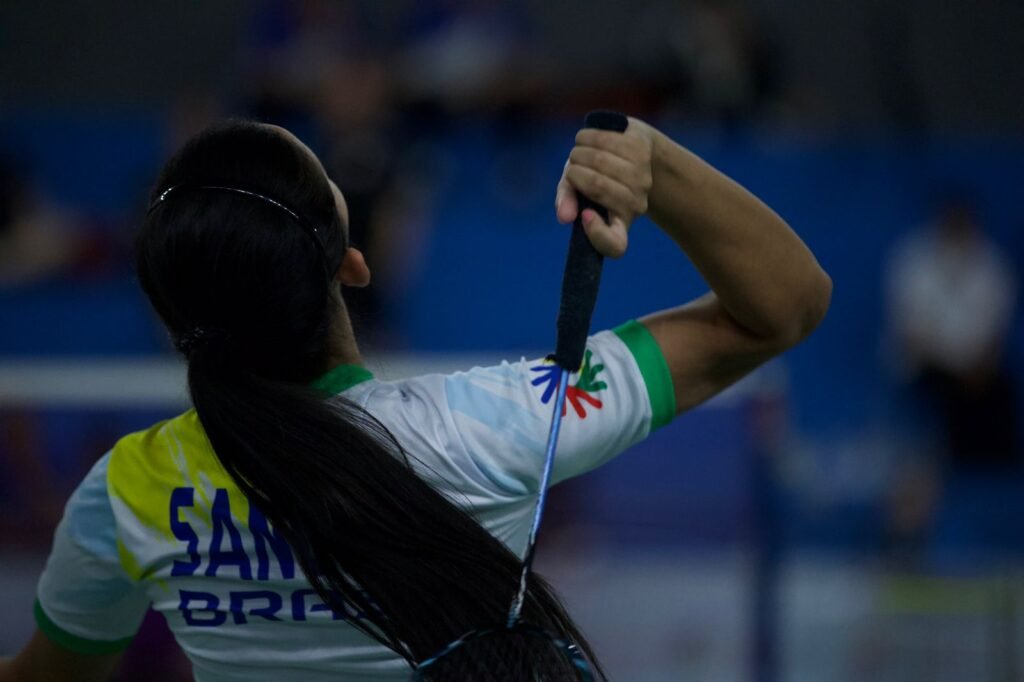 #descricaodaimagem #pratodosverem foto de uma atleta durante partida de badminton.