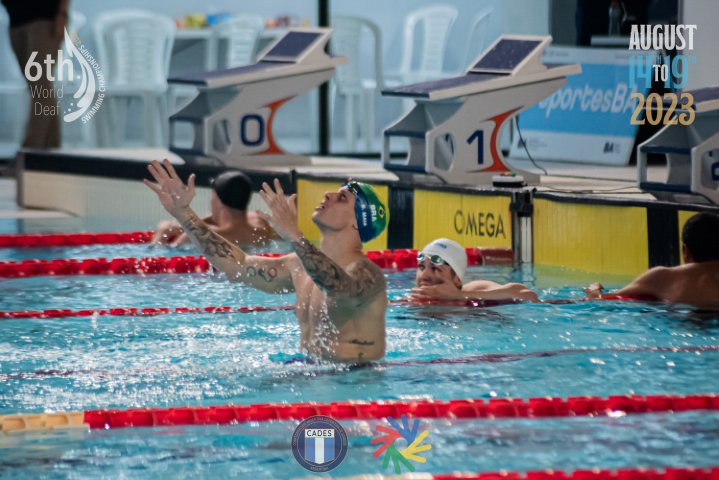 #descricaodaimagem #pratodosverem foto do atleta Guilherme Maia na piscina após conquistar medalha de ouro.