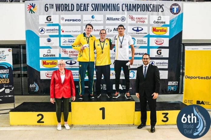 #descricaodaimagem #pratodosverem foto do atleta Guilherme Maia no pódio após receber medalha de ouro.