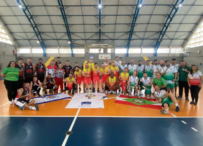 #descricaodaimagem #pratodosverem foto das equipes vencedoras do Campeonato Brasileiro de Basquete de Surdos 2023.