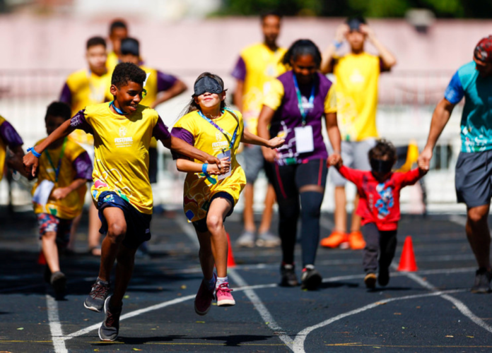 #descricaodaimagem #pratodosverem foto de crianças e jovens durante corrida em uma pista de atletismo.