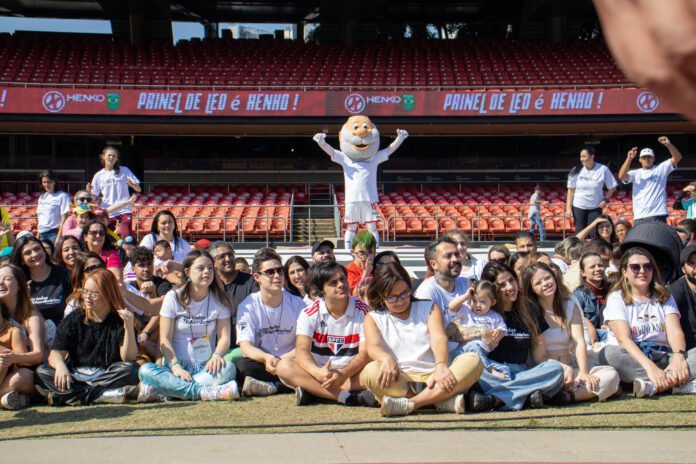 #descricaodaimagem #pratodosverem foto dos participantes no Estádio do Morumbi.