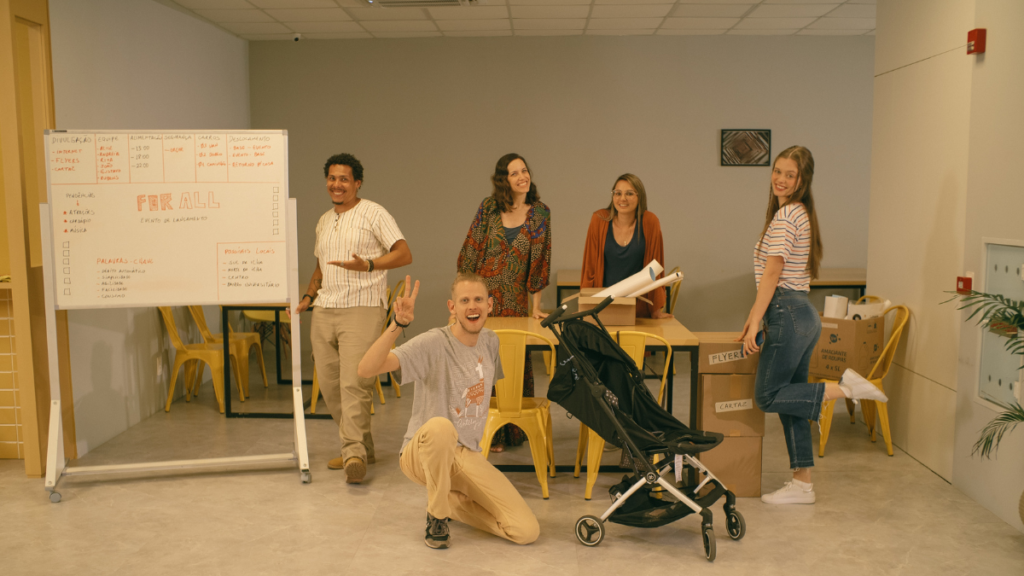 #descricaodaimagem #pratodosverem foto dedivulgação da 2ª temporada da série 'Crisálida'. Alguns personagens posam no set de gravação.