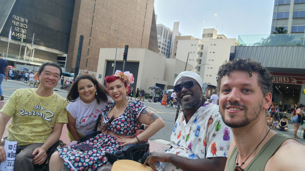 #descricaodaimagem #pratodosverem foto de alguns participantes da Parada Orgulho PCD.
