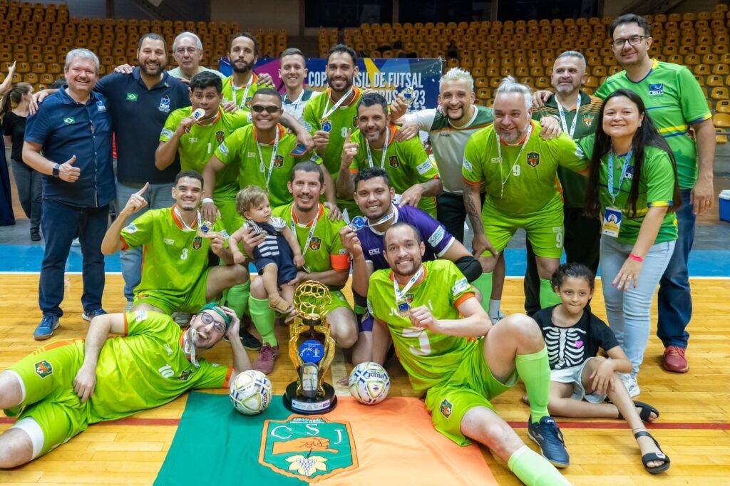 #descricaodaimagem #pratodosverem foto da equipe da ACSJ/SP, campeã do Masculino.