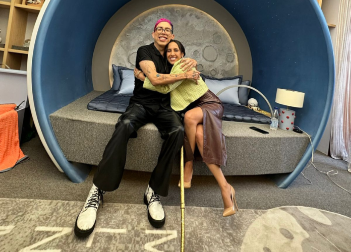 #descricaodaimagem #pracegover foto de Ivan Baron com a arquiteta Rafaela Bruna. Eles estão sentados na cama do ambiente, projetado em homenagem a Ivan. Eles estão abraçados.