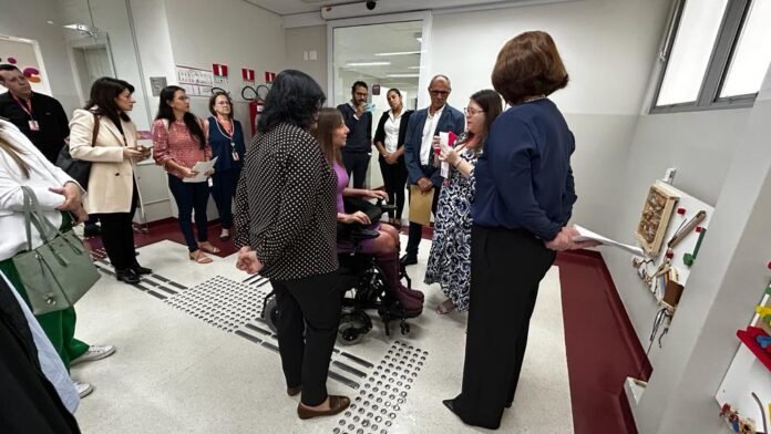 #descricaodaimagem #pratodosverem foto das senadoras Mara Gabrilli e Damares Alves, ao lado de técnicos do Ministério da Saúde, durante visita ao laboratório do Instituto Jô Clemente.