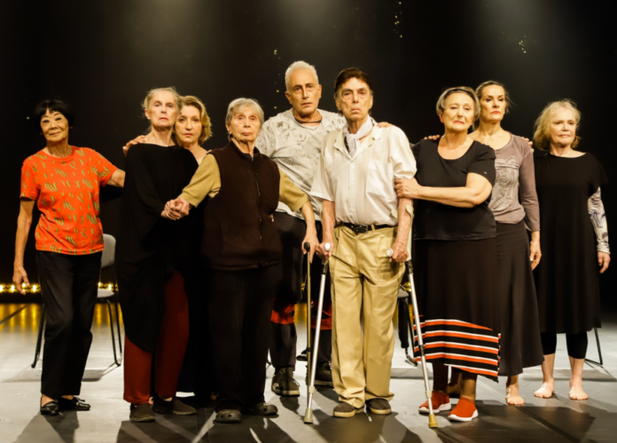 #descricaodaimagem #pratodosverem foto dos bailarinos que formam o elenco do espetáculo 'Corpos velhos'.