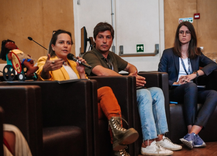 #descricaodaimagem #pratodosverem foto de Carina Alves durante evento.