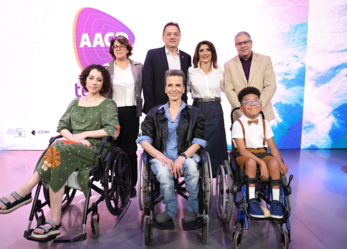 #descricaodaimagem #pratodosverem foto dos pacientes símbolo do Teleton 2023 com representantes do SBT e da AACD.