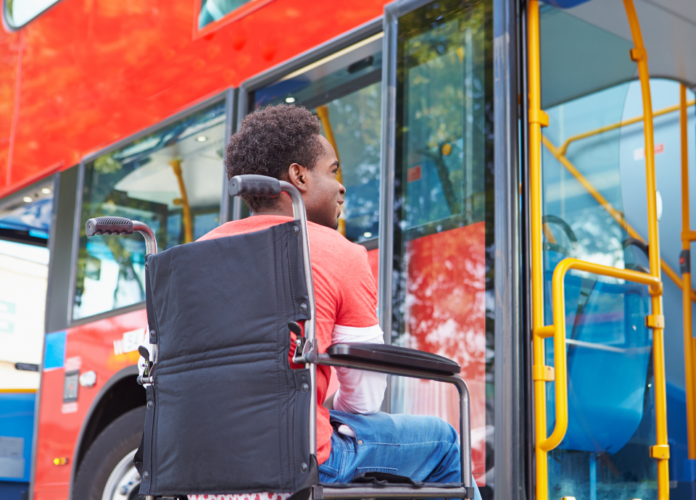 #descricaodaimagem #pratodosverem foto de um homem cadeirante entrando em um ônibus.