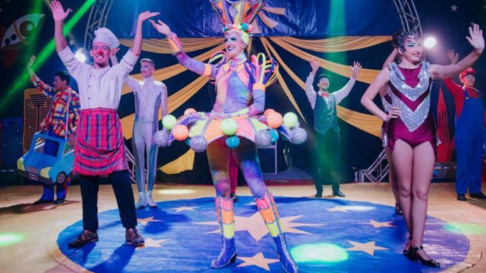 #descricaodaimagem #pratodosverem foto de uma apresentação do Circo Spacial.
